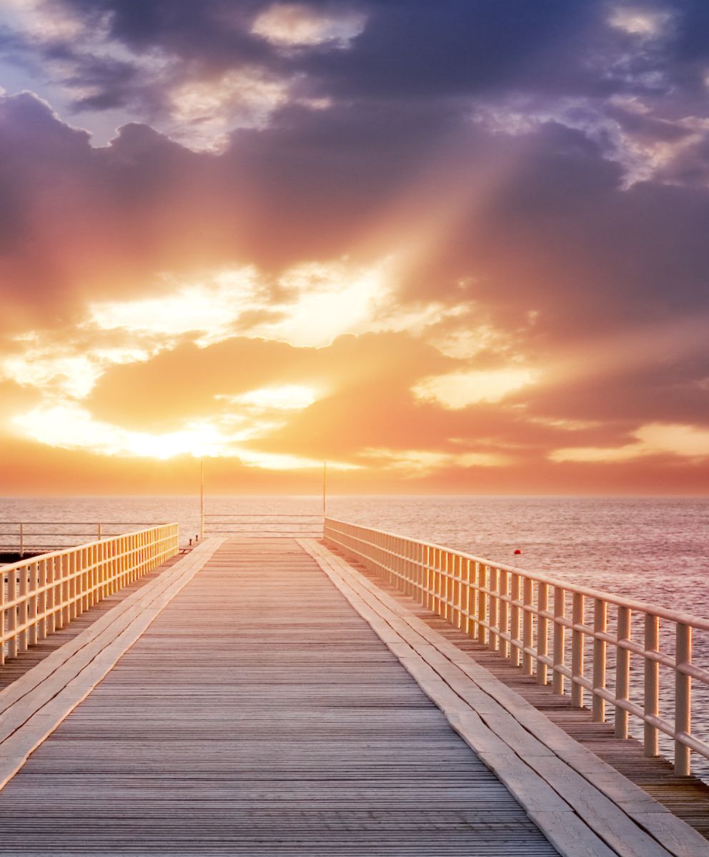 Steg am Meer bei Sonnenuntergang